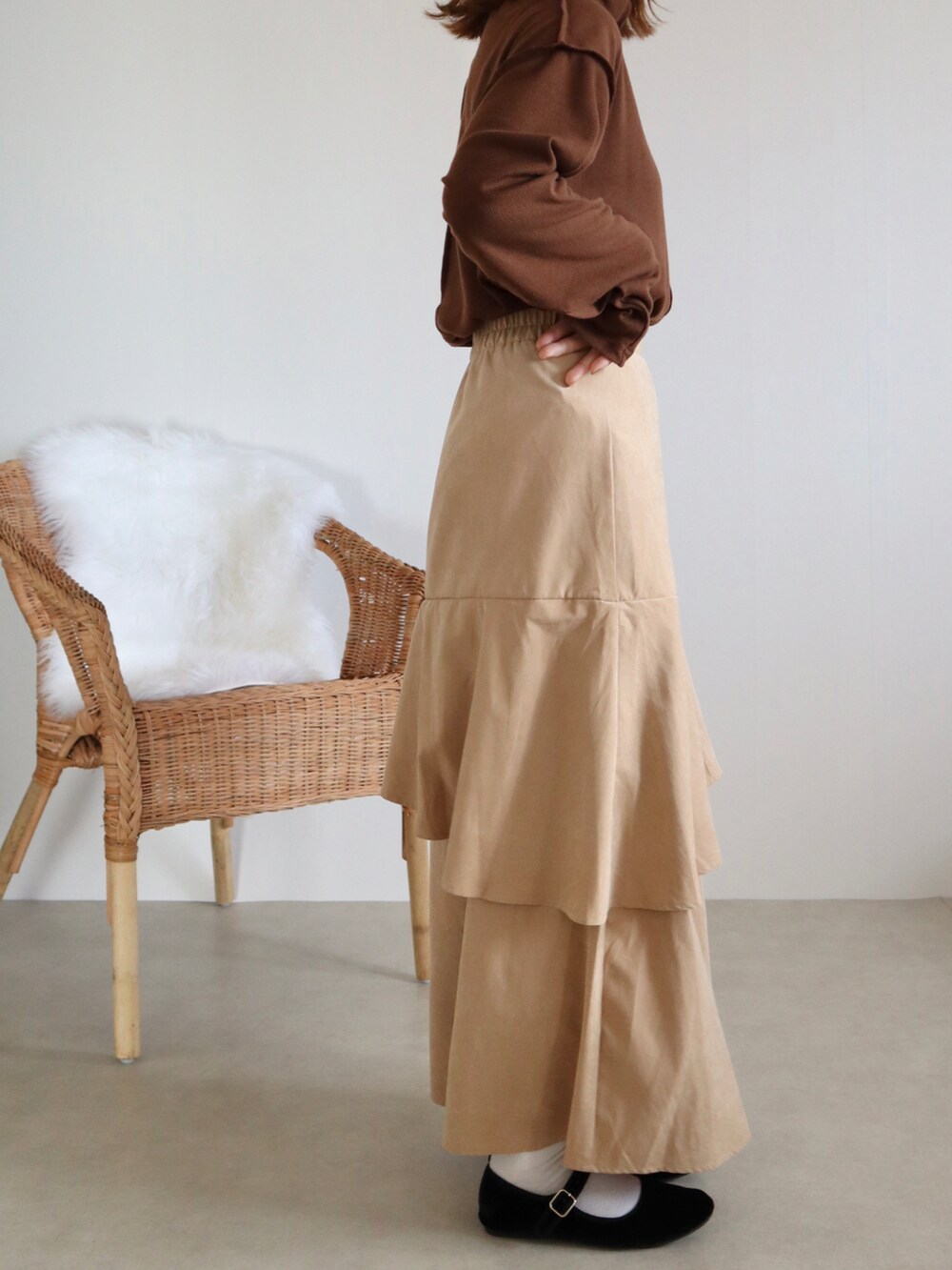 ベージュ系のスカート、ブラウン系のTシャツ/カットソー、ブラウン系のパンプスを着用したレディースの秋コーディネートの5枚目の写真