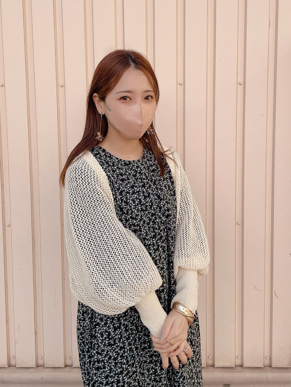 ブラック系のワンピース、ホワイト系のスニーカーを着用したレディースの春コーディネートの5枚目の写真