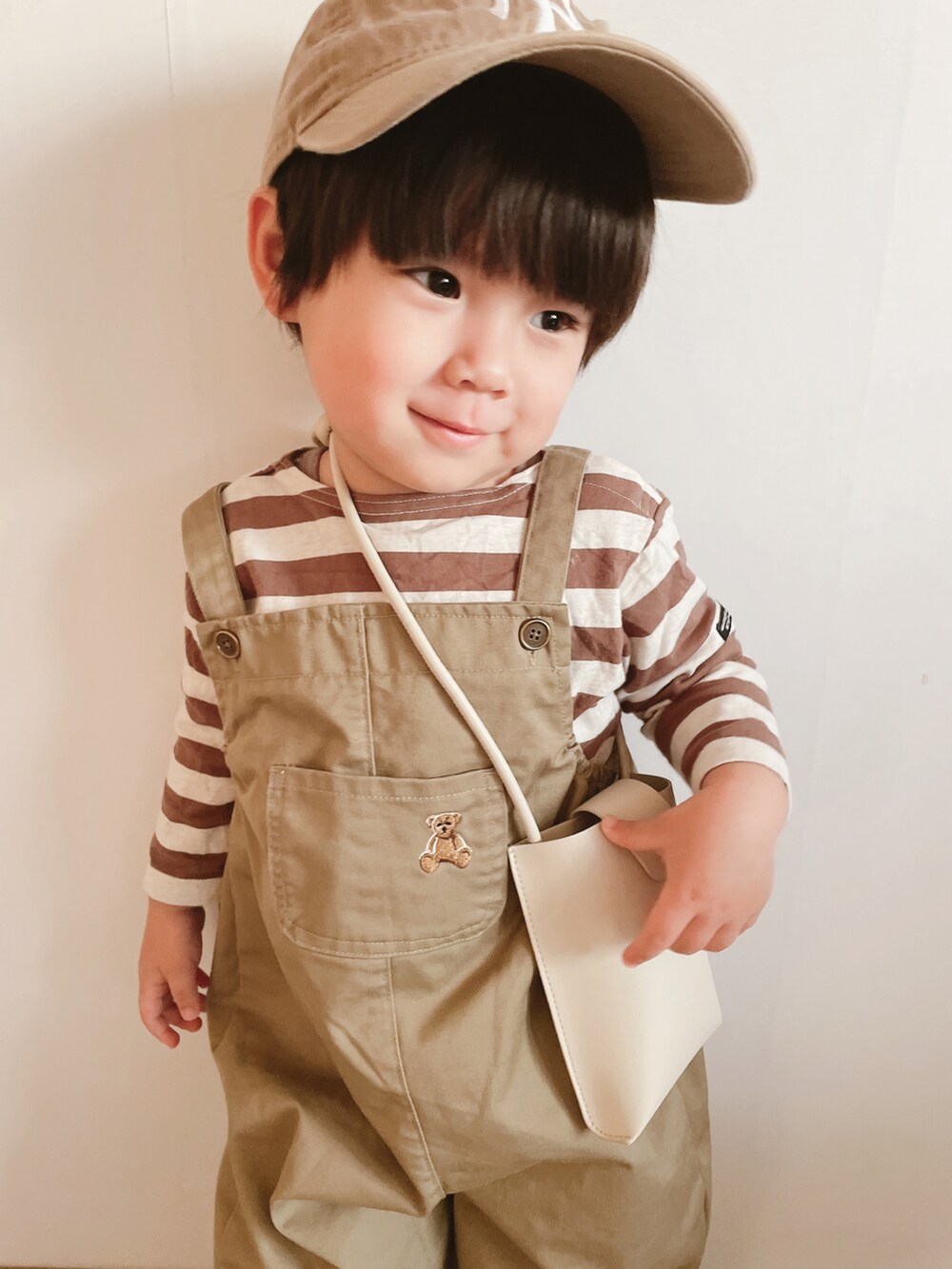 「キッズコーデ、休日コーデ、息子服、淡色コーデ、子供服、韓国ファッション、ボーダー、しまむら、サロペット」｜「BREEZEのWEB限定 デニムポケットボートネックTシャツ（Tシャツ/カットソー、ベージュ系）」を使った、yumi.さん（キッズ・90cm）の冬コーディネートの3枚目の写真