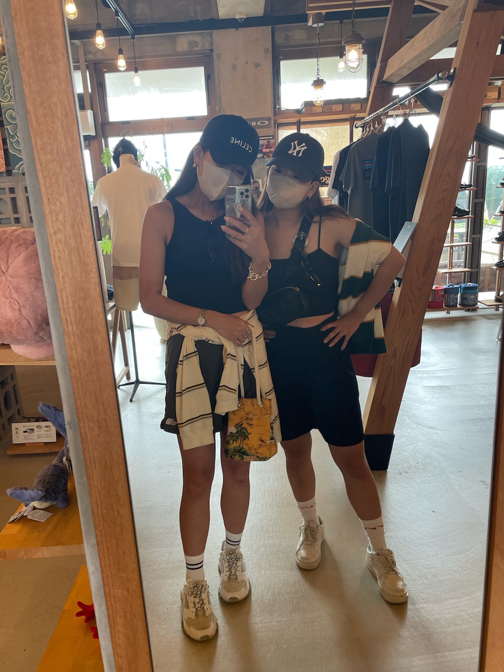 ベージュ系のTシャツ/カットソー、グリーン系のその他パンツ、ホワイト系のスニーカーを着用したレディースの秋コーディネートの3枚目の写真