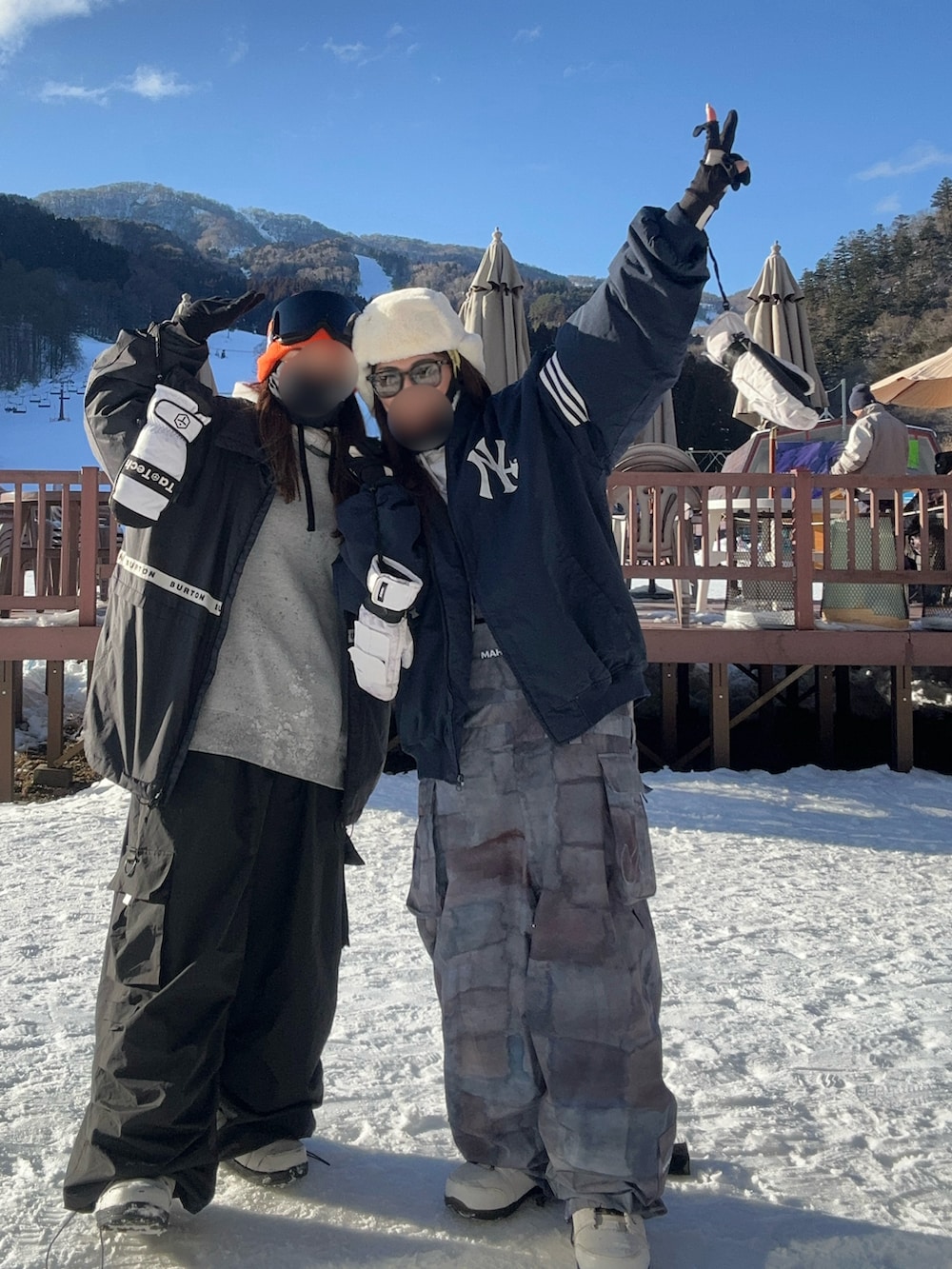 ブルー系のノーカラージャケット、グレー系のスウェット、パープル系のアウトドア/スポーツを着用したレディースの冬コーディネートの2枚目の写真