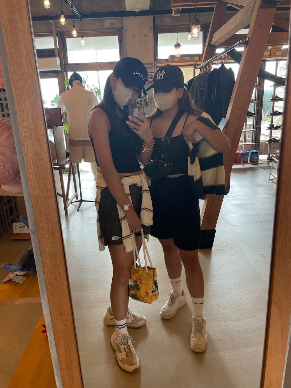 ベージュ系のTシャツ/カットソー、グリーン系のその他パンツ、ホワイト系のスニーカーを着用したレディースの秋コーディネートの2枚目の写真