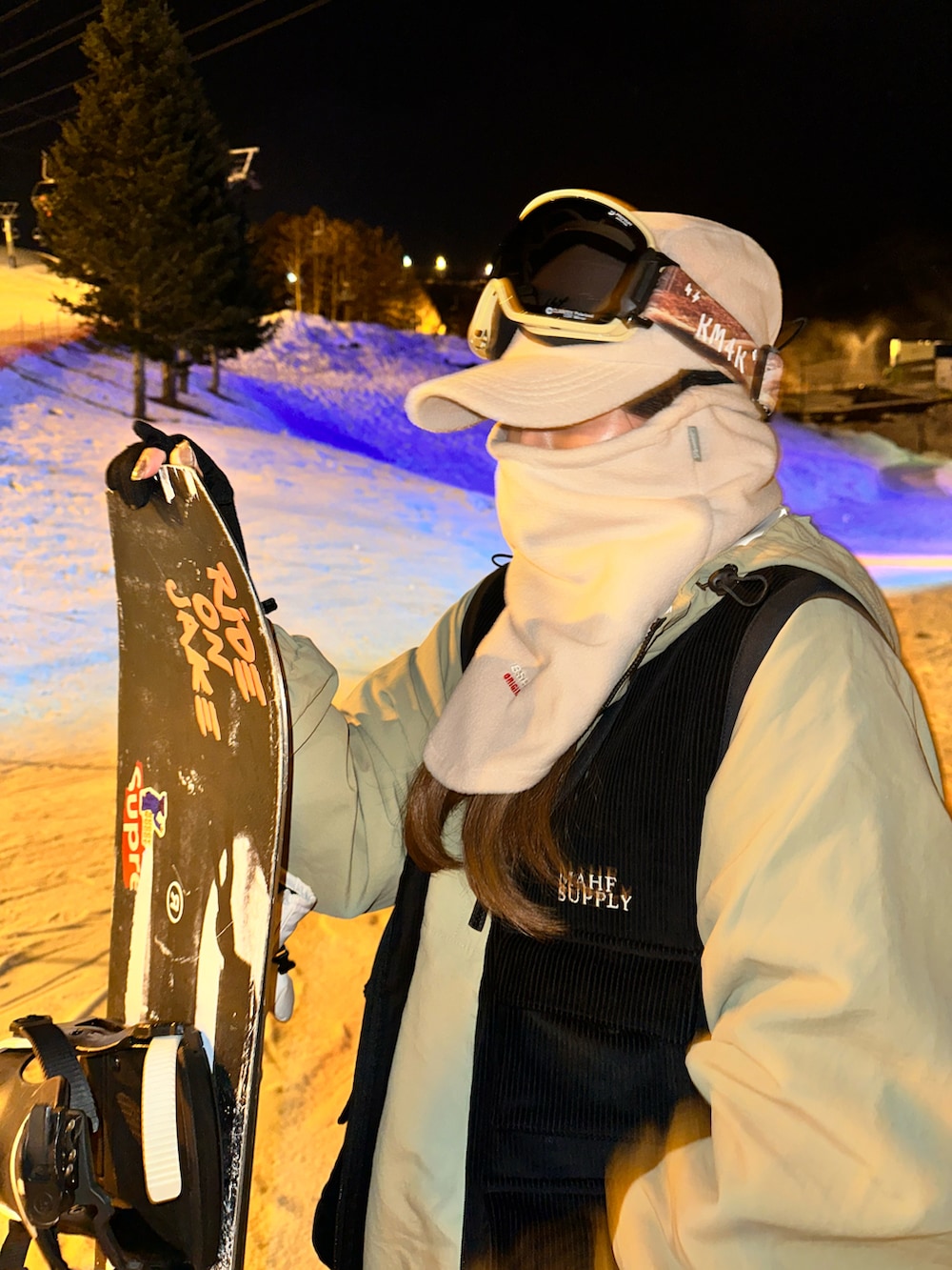 ブラック系のベスト、ホワイト系のアウトドア/スポーツ、グリーン系のスポーツグッズを着用したレディースの春コーディネートの2枚目の写真