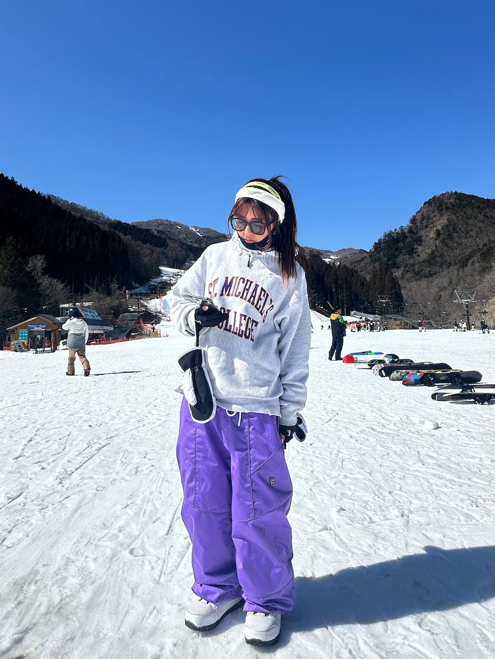 グレー系のスウェット、ホワイト系のTシャツ/カットソー、パープル系のアウトドア/スポーツを着用したレディースの春コーディネートの2枚目の写真