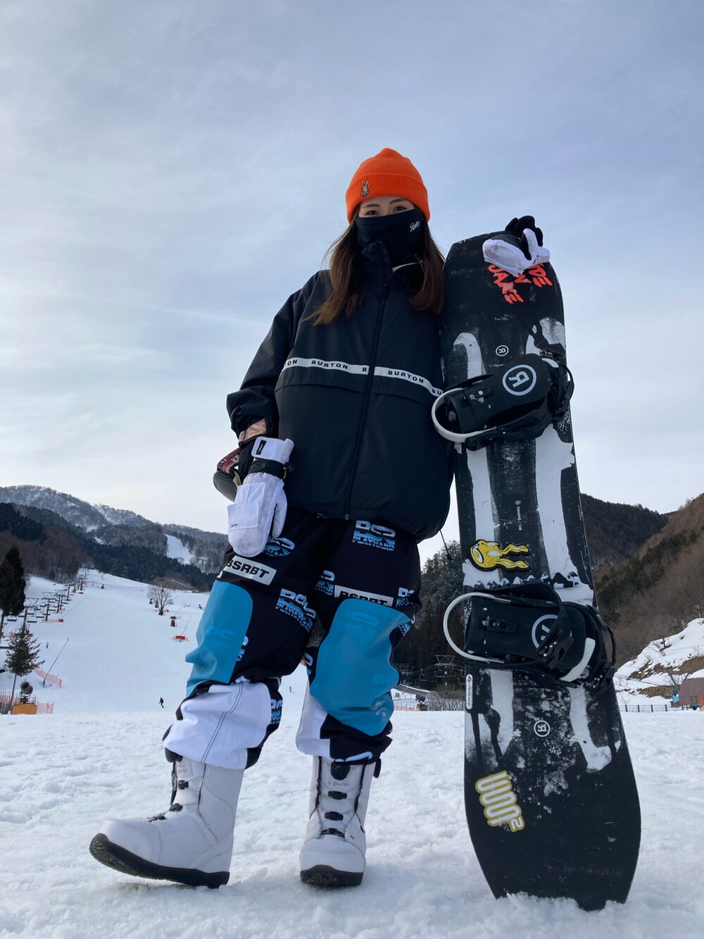 グレー系のパーカー、ブラック系のスポーツグッズ、ブルー系のスポーツグッズを着用したレディースの春コーディネートの2枚目の写真