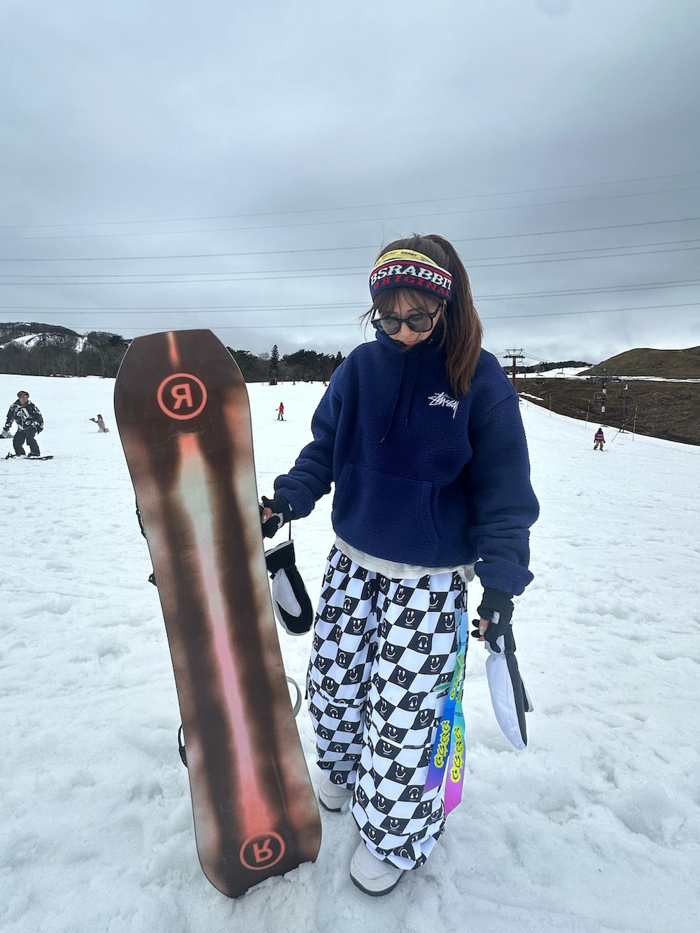 ブルー系のパーカー、ブラック系のアウトドア/スポーツ、ブルー系のヘアバンドを着用したレディースの冬コーディネートの2枚目の写真