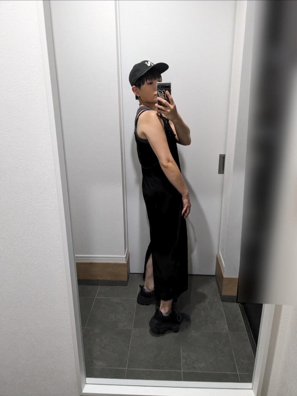 ブラック系のワンピース、グレー系のタンクトップ、ブラック系のスニーカーを着用したレディースの夏コーディネートの2枚目の写真