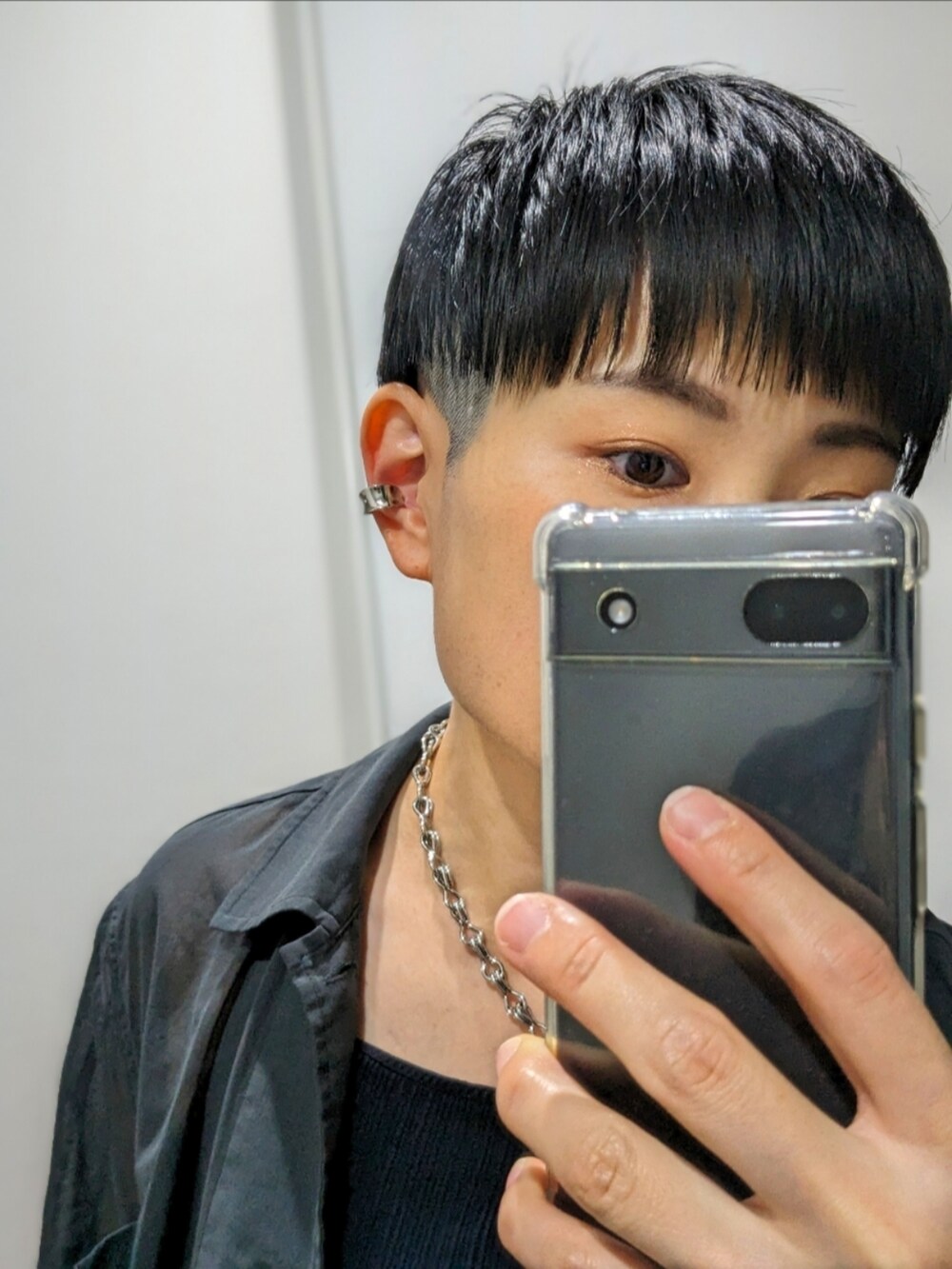 グレー系のシャツ/ブラウス、ブラック系のスラックスを着用したレディースの夏コーディネートの2枚目の写真