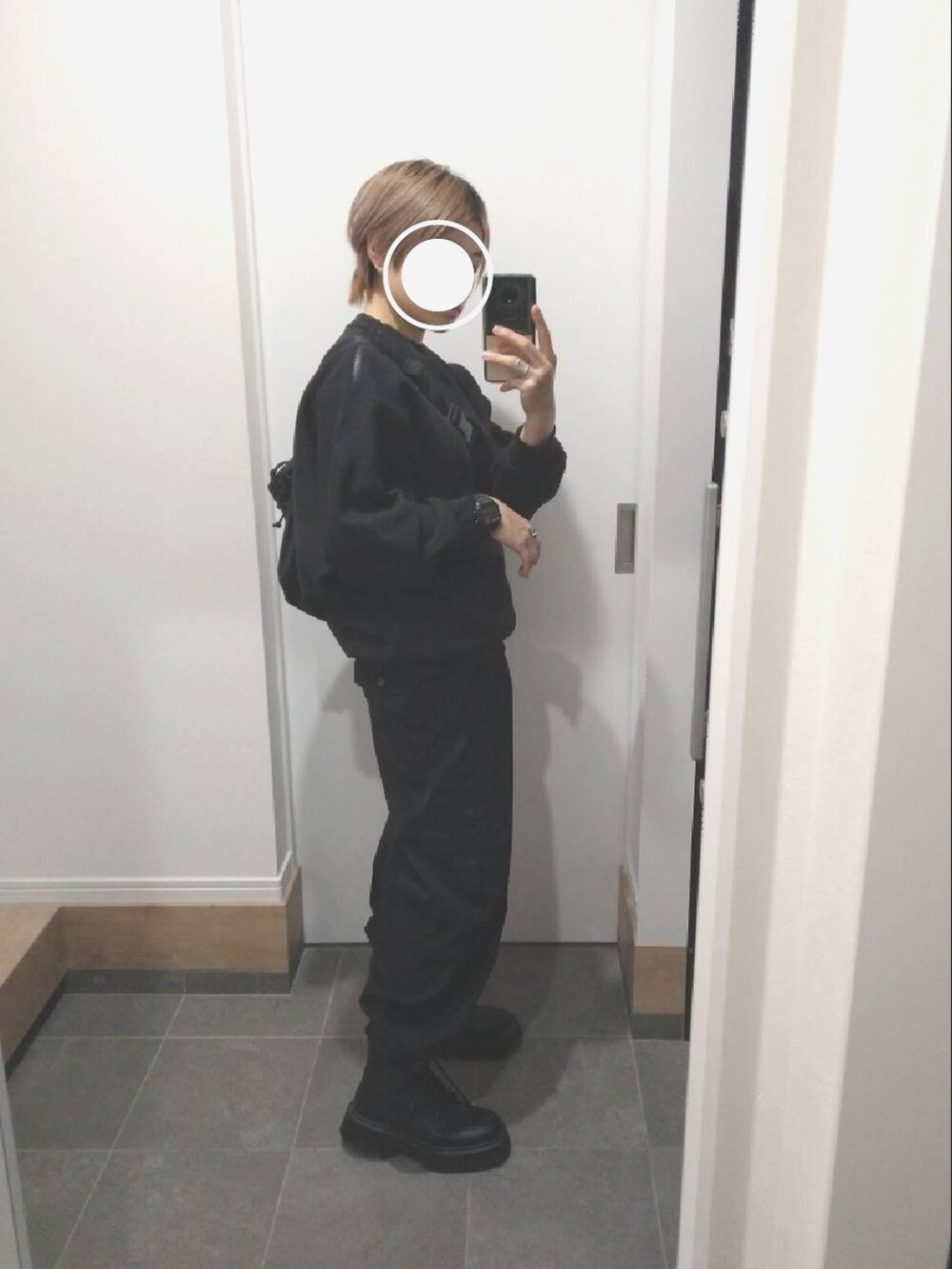 ブラック系のカーゴパンツ、ブラック系のボディバッグ/ウエストポーチ、ブラック系のブーツを着用したレディースの秋コーディネートの2枚目の写真