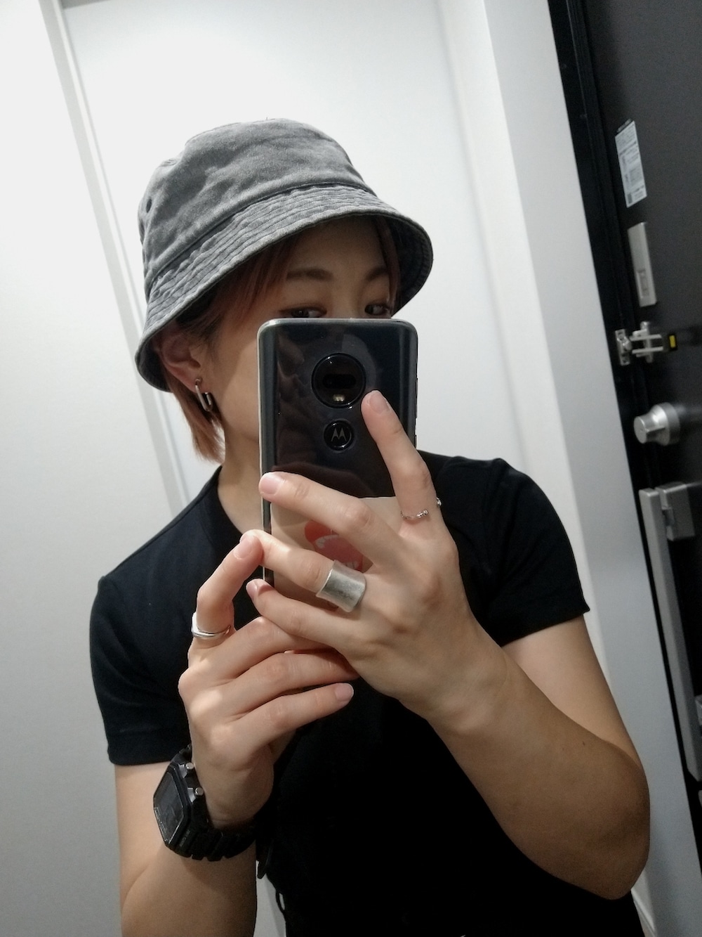 ブラック系のカーゴパンツ、ブラック系のブーツ、ブラック系のTシャツ/カットソーを着用したレディースの夏コーディネートの3枚目の写真