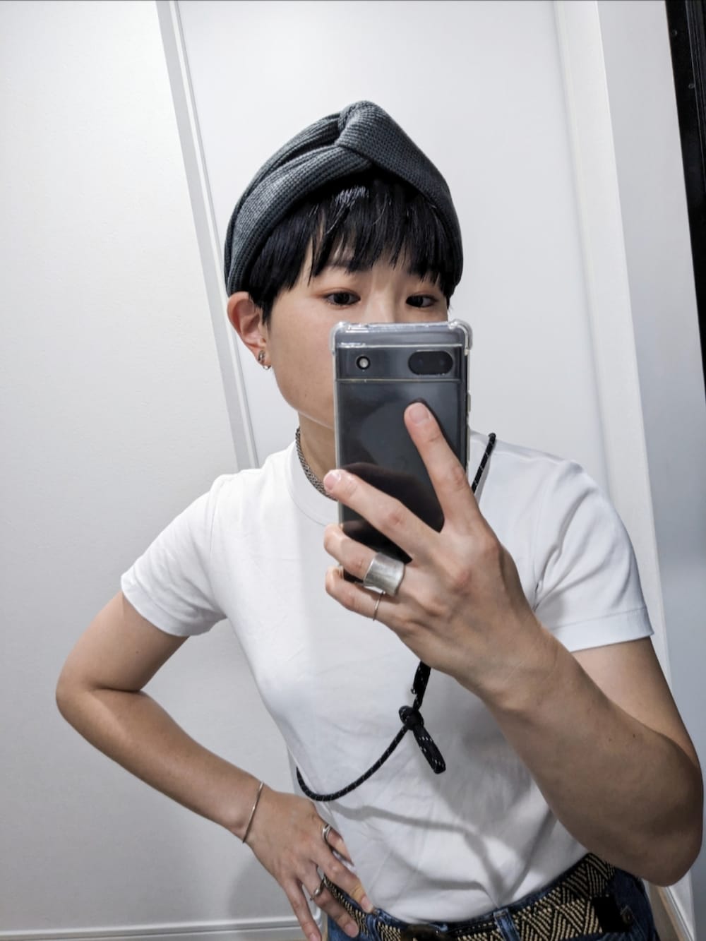 ホワイト系のTシャツ/カットソー、ブルー系のデニムパンツ、ブラック系のサンダルを着用したレディースの夏コーディネートの2枚目の写真