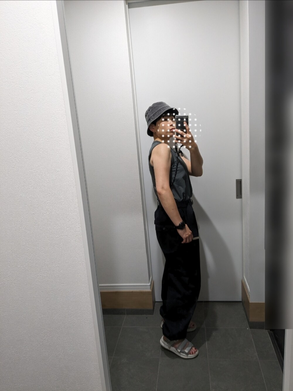 グリーン系のTシャツ/カットソー、ブラック系のカーゴパンツ、グレー系のサンダルを着用したレディースの夏コーディネートの2枚目の写真