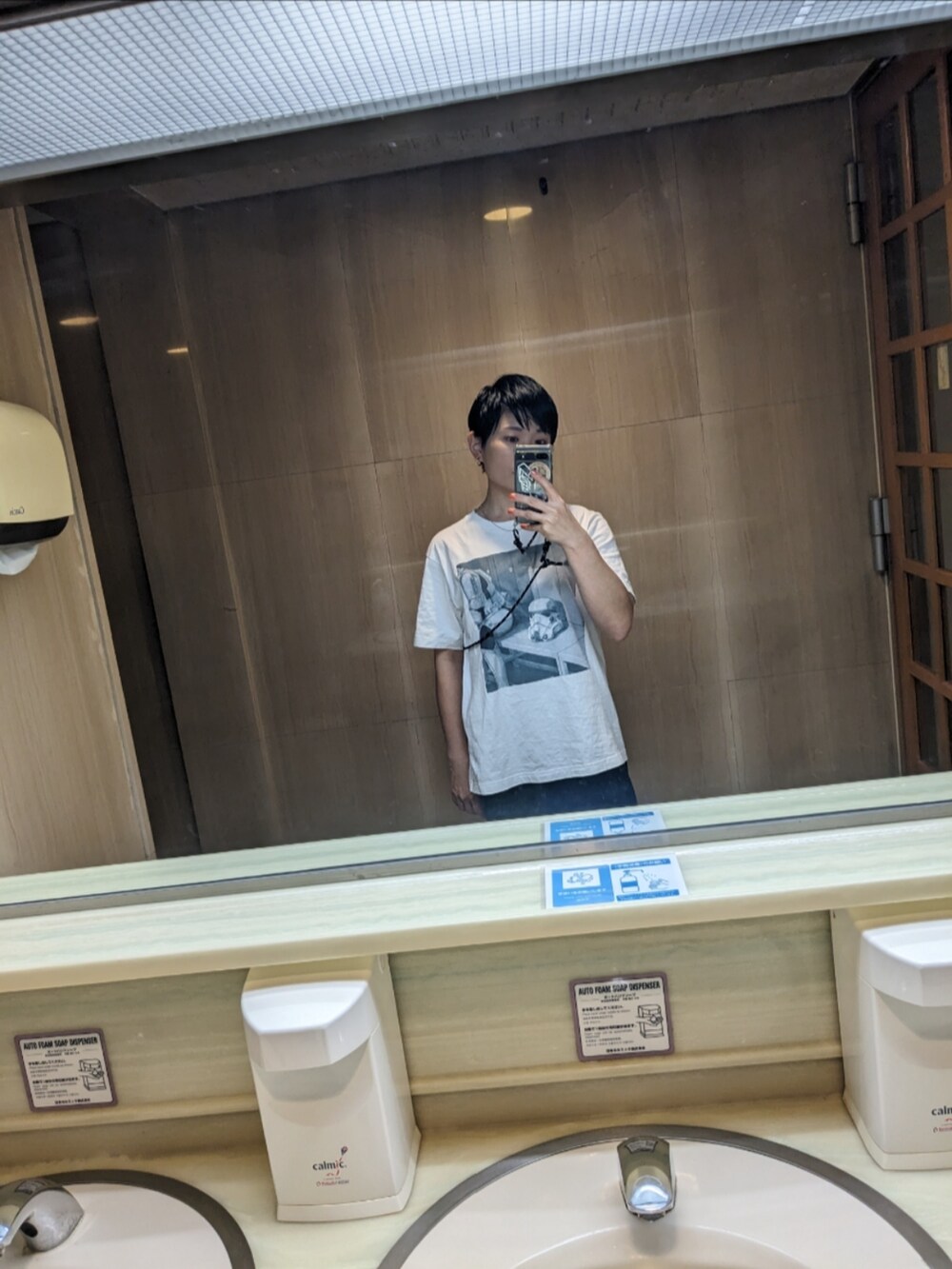 ホワイト系のTシャツ/カットソー、ブラック系のワンピース、シルバー系のイヤリングを着用したレディースの夏コーディネートの2枚目の写真