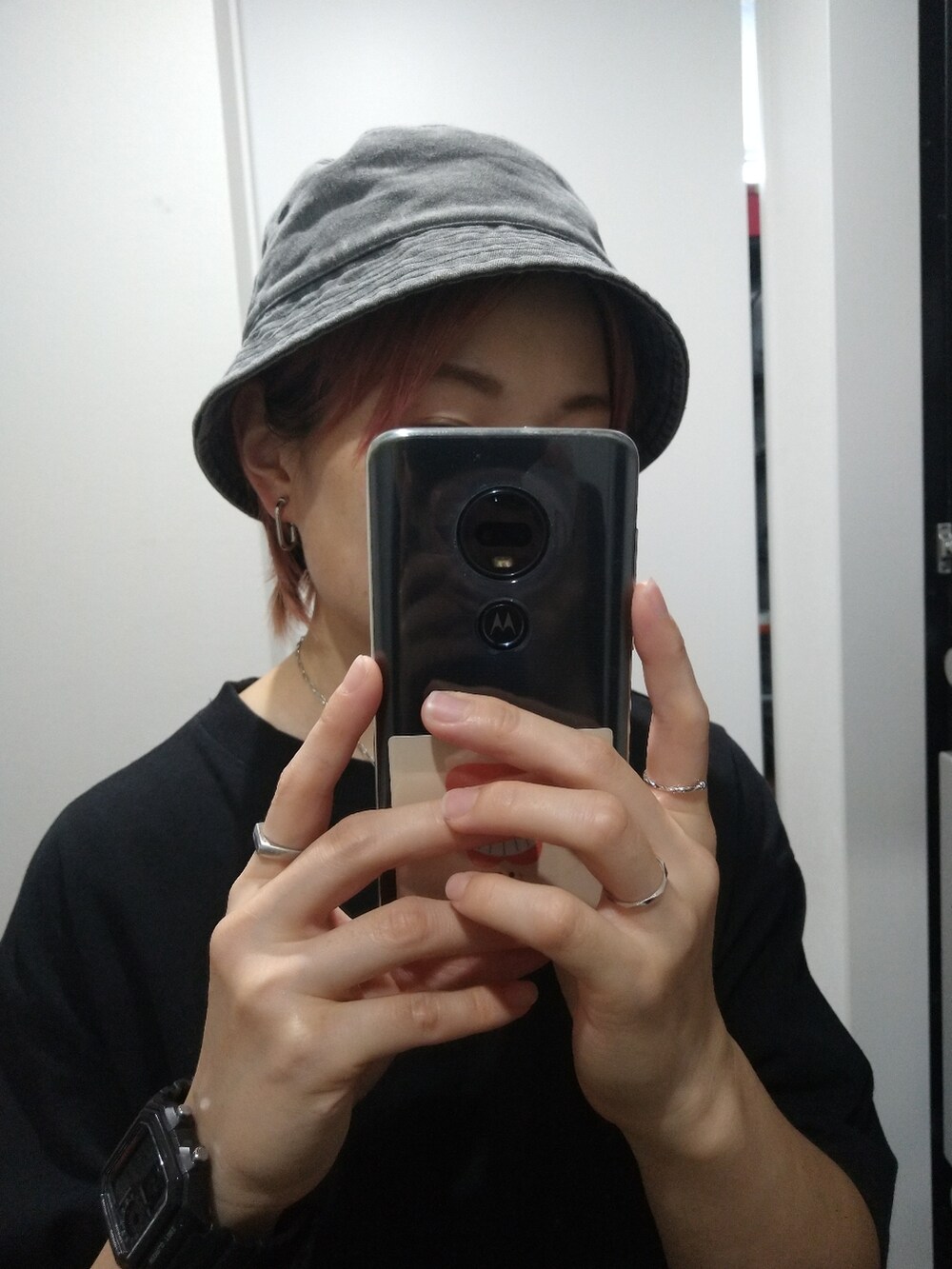 ブラック系のTシャツ/カットソー、ブラック系のサンダル、ブラック系のハットを着用したレディースの夏コーディネートの3枚目の写真