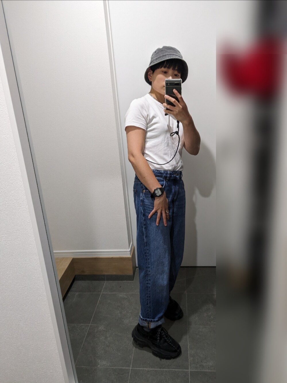 ホワイト系のTシャツ/カットソー、ブルー系のデニムパンツ、ブラック系のスニーカーを着用したレディースの夏コーディネートの2枚目の写真