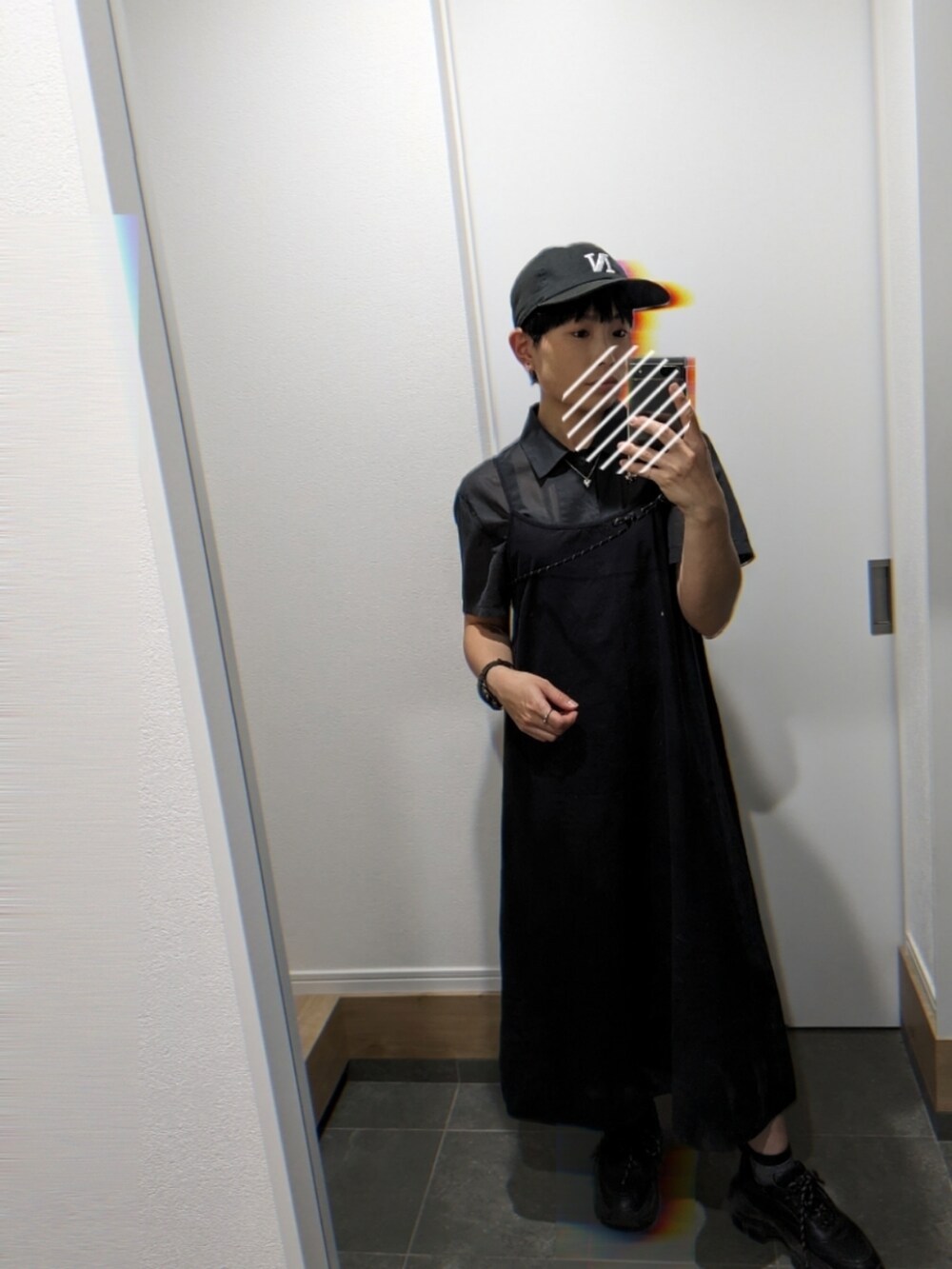 グレー系のシャツ/ブラウス、ブラック系のスニーカー、ブラック系のキャップを着用したレディースの夏コーディネートの2枚目の写真