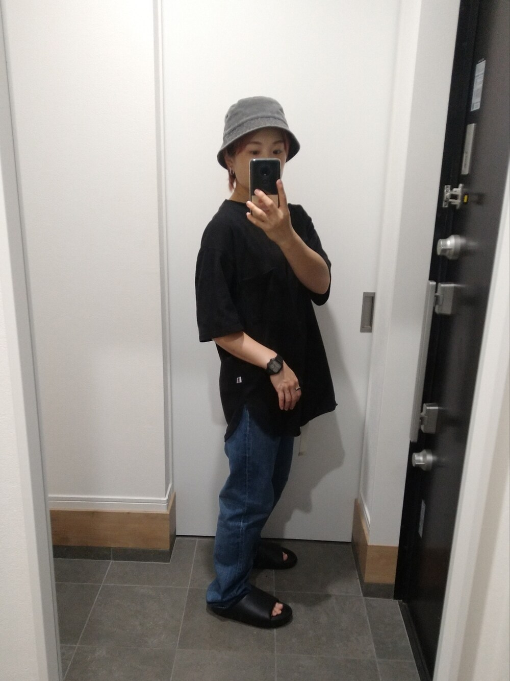 ブラック系のTシャツ/カットソー、ブラック系のサンダル、ブラック系のハットを着用したレディースの夏コーディネートの2枚目の写真