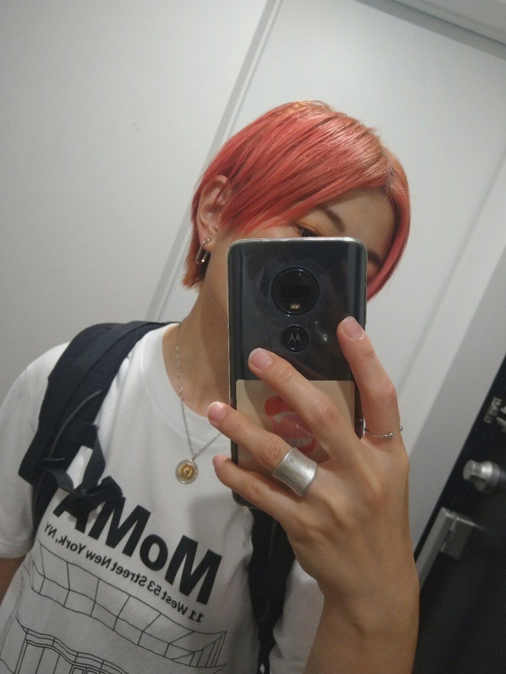 ホワイト系のTシャツ/カットソー、ブラック系のデニムパンツ、ブラック系のブーツを着用したレディースの秋コーディネートの3枚目の写真