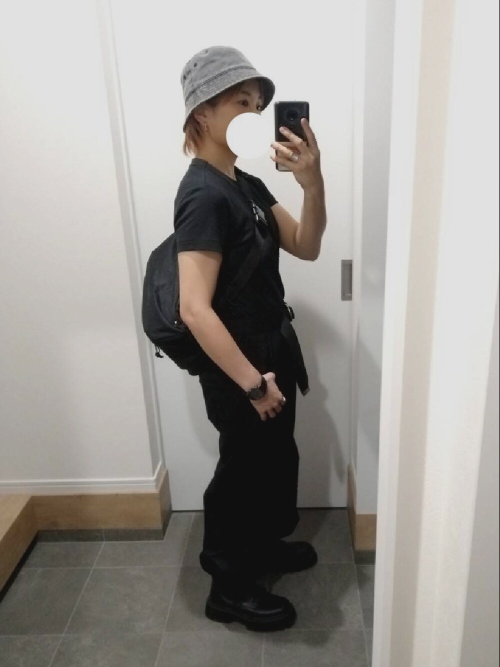 ブラック系のカーゴパンツ、ブラック系のブーツ、ブラック系のTシャツ/カットソーを着用したレディースの夏コーディネートの2枚目の写真