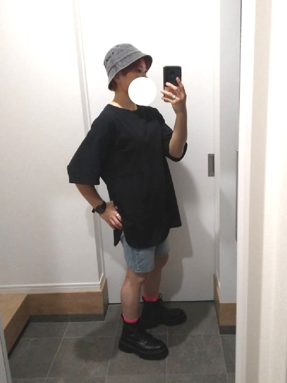 ブラック系のボディバッグ/ウエストポーチ、ブラック系のTシャツ/カットソー、ブラック系のブーツを着用したレディースの夏コーディネートの2枚目の写真