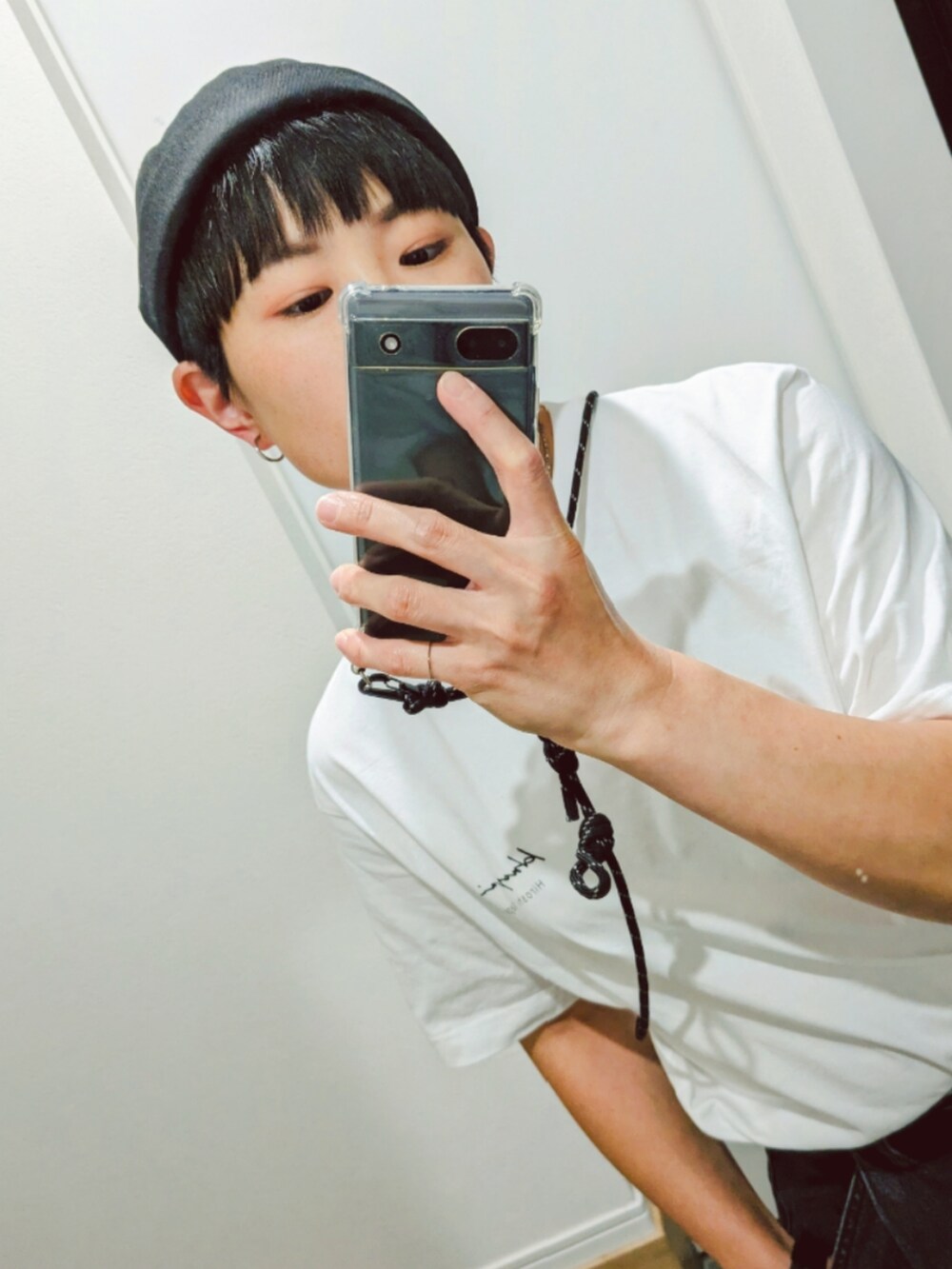 ホワイト系のTシャツ/カットソー、グレー系のデニムパンツ、ブラック系のスニーカーを着用したレディースの夏コーディネートの2枚目の写真