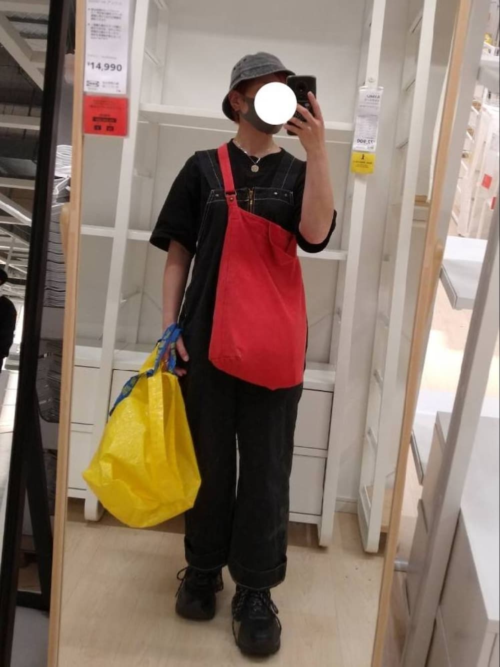 レッド系のトートバッグ、ブラック系のサロペット/オーバーオール、ブラック系のスニーカーを着用したレディースの春コーディネートの2枚目の写真