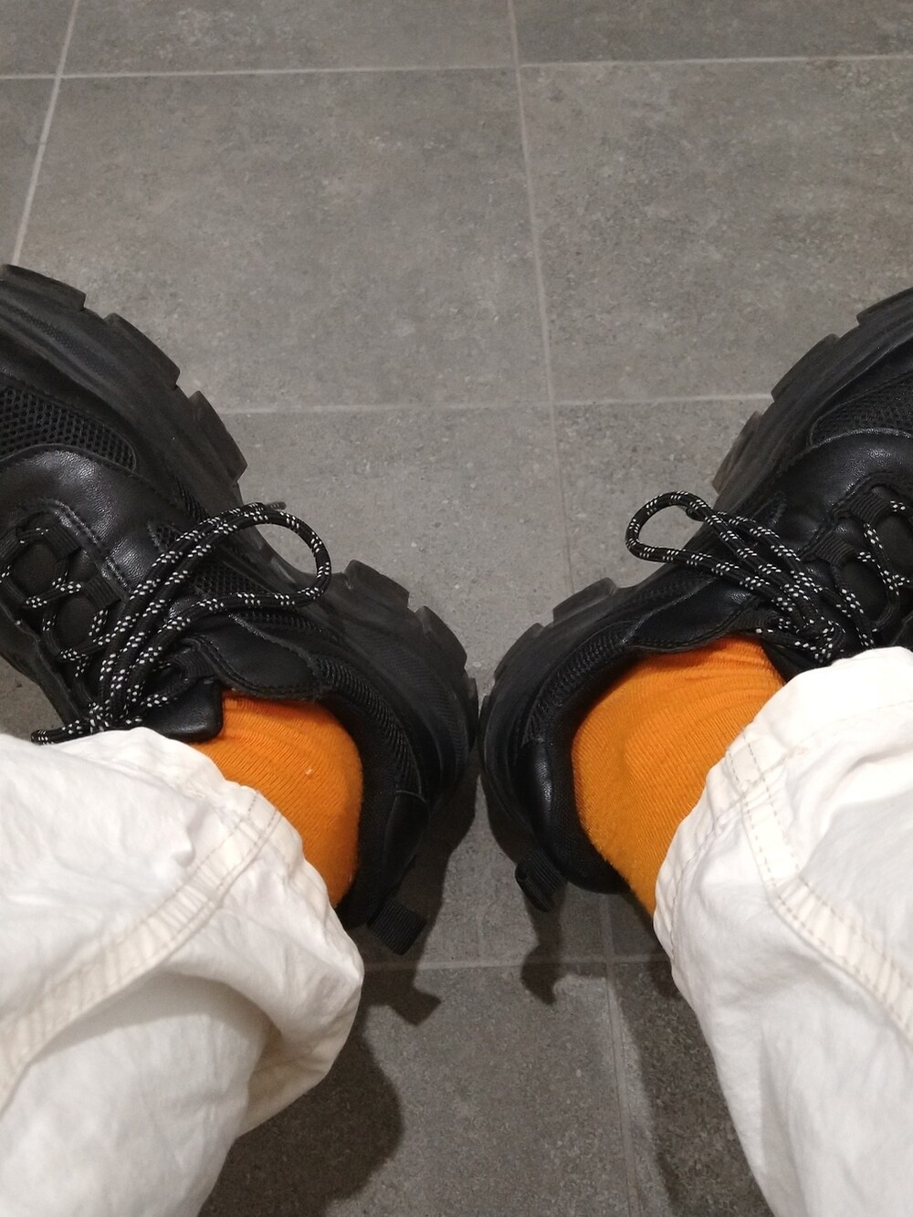 ホワイト系のデニムパンツ、パープル系のTシャツ/カットソー、ブラック系のスニーカーを着用したレディースの秋コーディネートの3枚目の写真