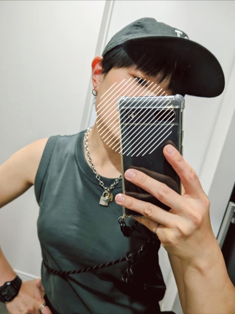 グリーン系のTシャツ/カットソー、ブラック系のカーゴパンツ、ブラック系のスニーカーを着用したレディースの夏コーディネートの2枚目の写真