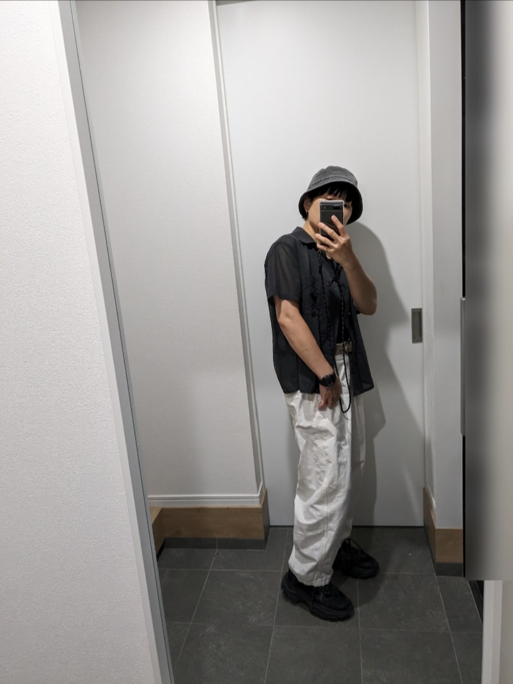 グレー系のシャツ/ブラウス、ブラック系のキャミソール、ホワイト系のデニムパンツを着用したレディースの夏コーディネートの2枚目の写真