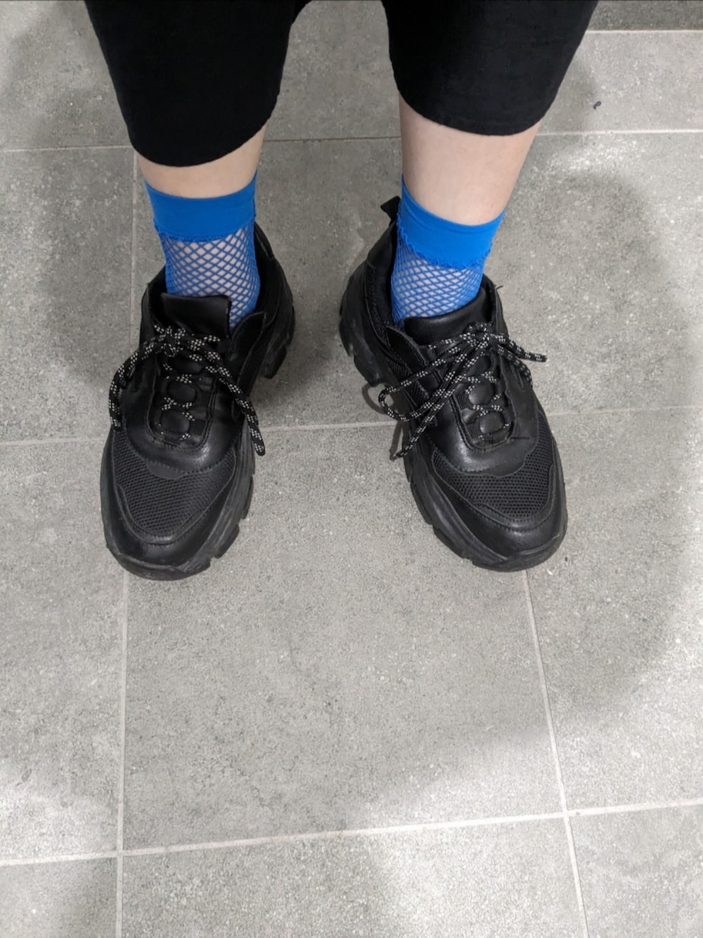 ホワイト系のTシャツ/カットソー、ブラック系のスニーカー、ブラック系のキャップを着用したレディースの夏コーディネートの3枚目の写真