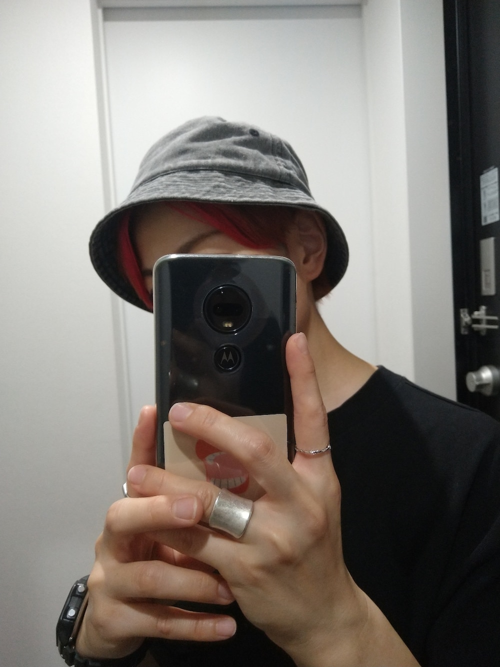 ブラック系のボディバッグ/ウエストポーチ、ブラック系のTシャツ/カットソー、ブラック系のブーツを着用したレディースの夏コーディネートの3枚目の写真