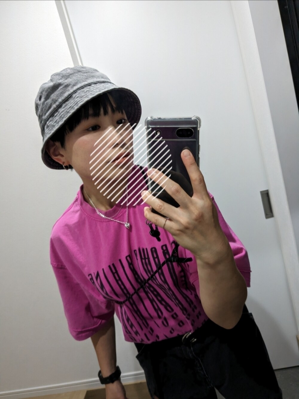 ピンク系のTシャツ/カットソー、グレー系のデニムパンツ、ブラック系のスニーカーを着用したレディースの夏コーディネートの2枚目の写真