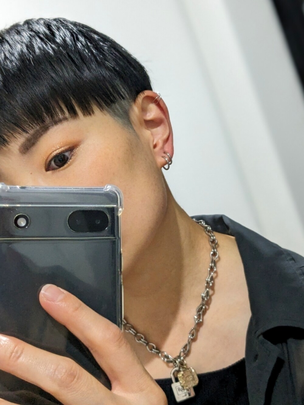 グレー系のシャツ/ブラウス、ブラック系のスラックスを着用したレディースの夏コーディネートの3枚目の写真