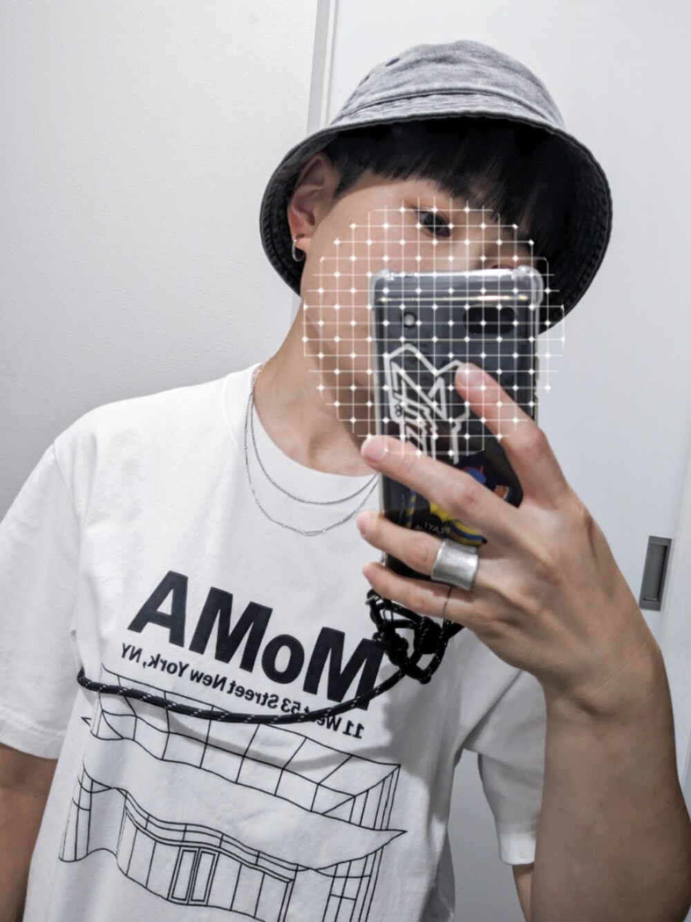 ホワイト系のTシャツ/カットソー、ブラック系のスラックス、ブラック系のサンダルを着用したレディースの夏コーディネートの2枚目の写真