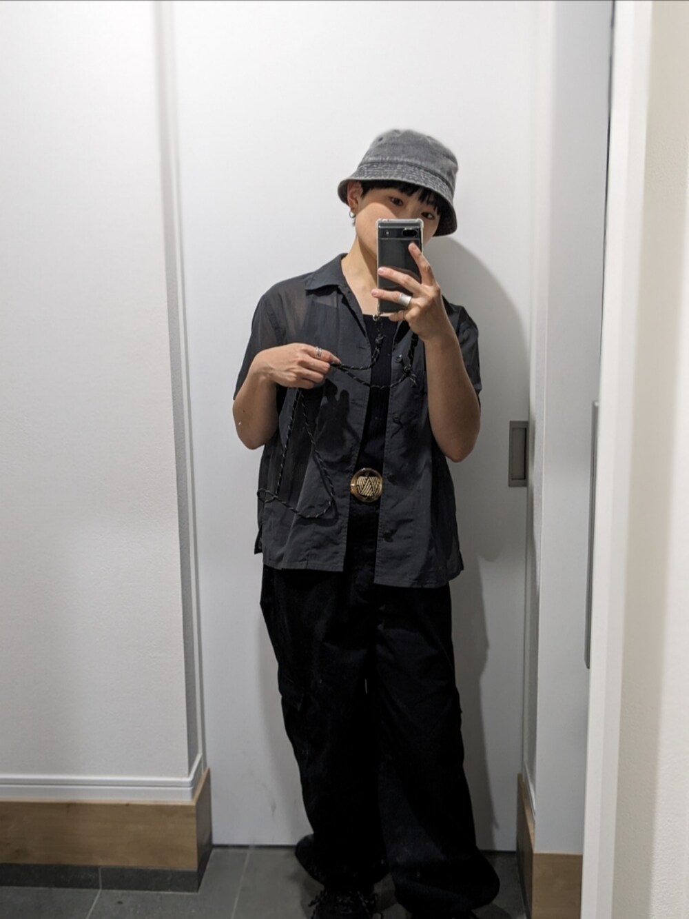 グレー系のシャツ/ブラウス、ブラック系のカーゴパンツ、ブラック系のスニーカーを着用したレディースの夏コーディネートの2枚目の写真