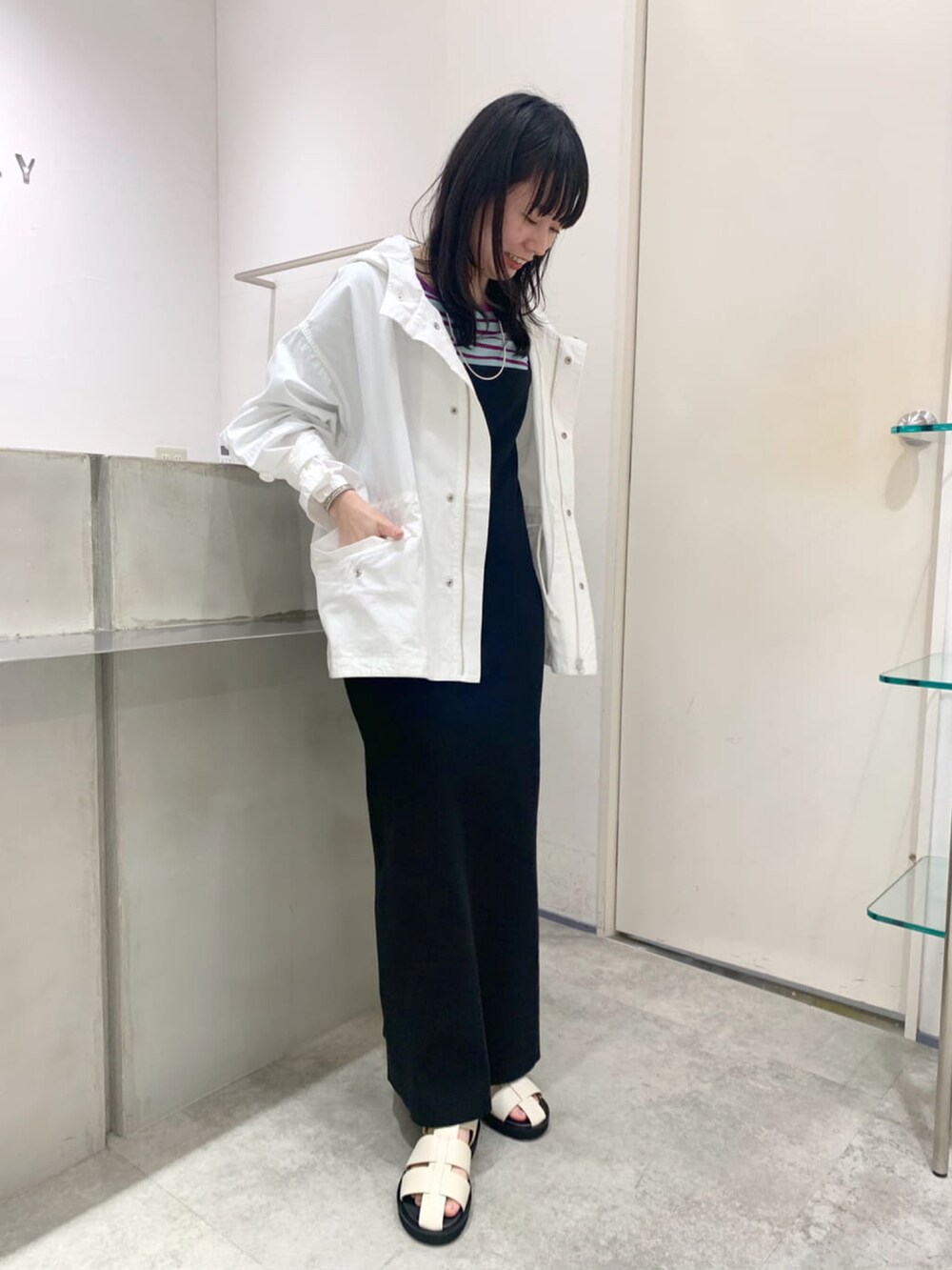 「カジュアルコーデ、春服、ゆるコーデ、オトナカジュアル、大人かわいい、着回しコーデ、キャミワンピース、SHENERY、ボーダー」｜「SHENERYの総針ニットタイトマキシキャミワンピース（ワンピース、ブラック系）」を使った、TOKUMURA_161cmさん（レディース・161cm）の冬コーディネートの2枚目の写真