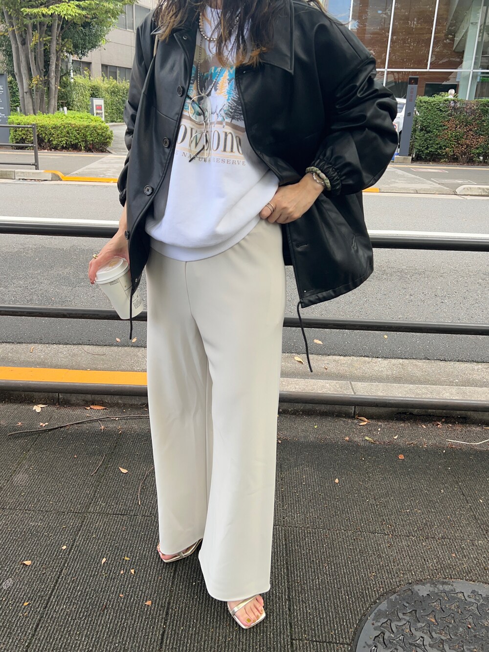 ブラック系のその他アウター、グレー系のその他パンツ、ゴールド系のサンダルを着用したレディースの秋コーディネートの3枚目の写真