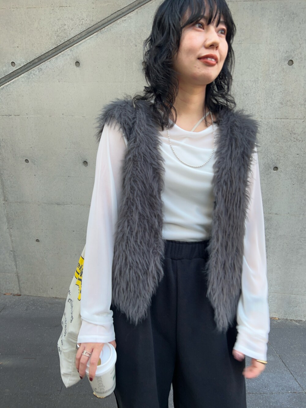 ブラック系のその他パンツ、ホワイト系のTシャツ/カットソー、グレー系のベストを着用したレディースの秋コーディネートの3枚目の写真