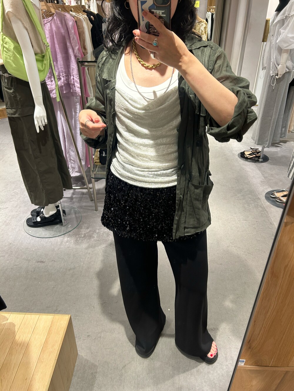 ホワイト系のタンクトップ、ブラック系のシャツ/ブラウス、ブラック系のその他パンツを着用したレディースの夏コーディネートの3枚目の写真