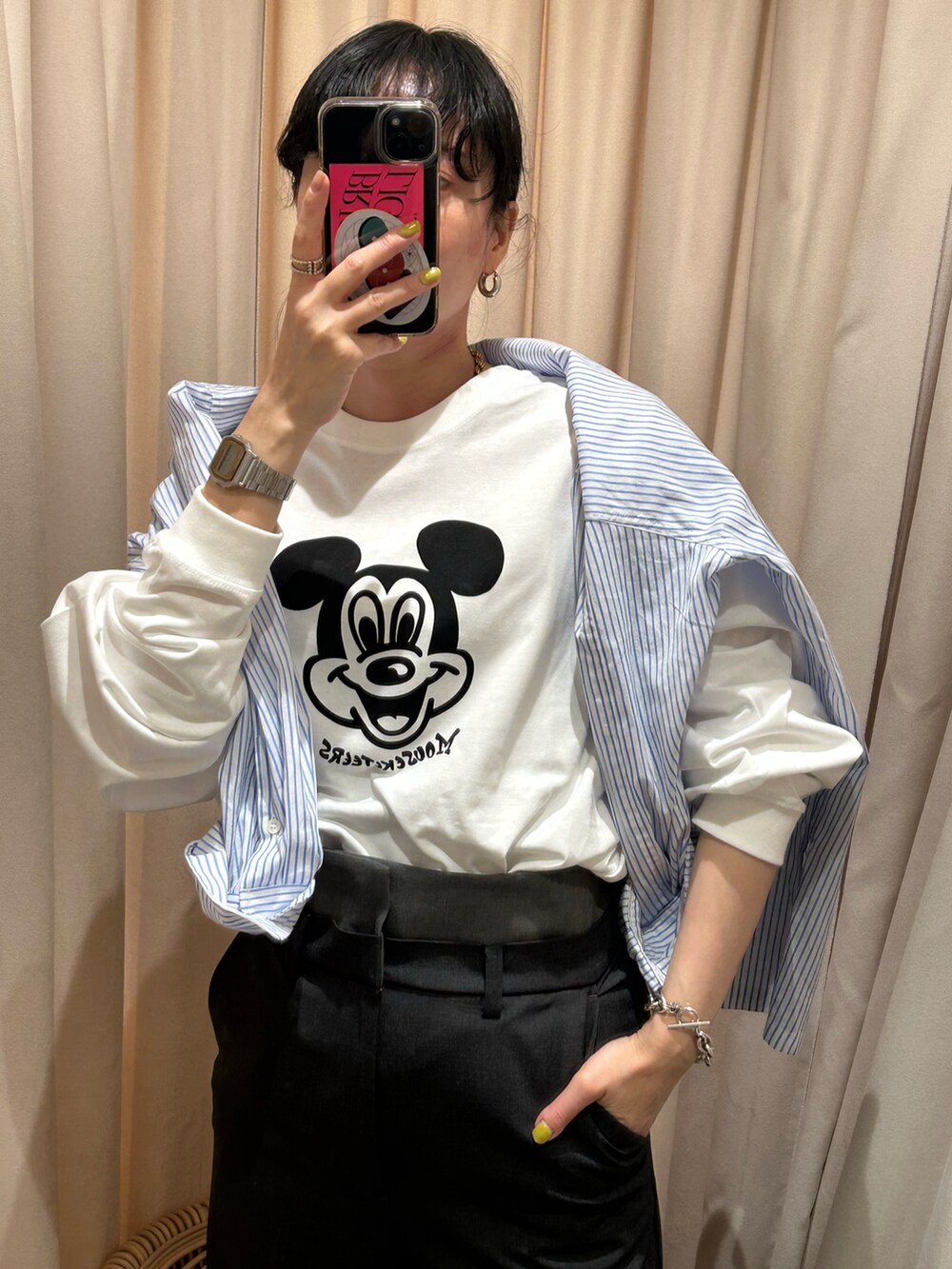グレー系のその他パンツ、ホワイト系のTシャツ/カットソー、ピンク系のシャツ/ブラウスを着用したレディースの夏コーディネートの2枚目の写真
