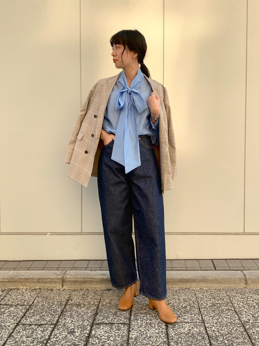 ブラウン系のブーツ、ブルー系のデニムパンツ、ブルー系のシャツ/ブラウスを着用したレディースの冬コーディネートの2枚目の写真