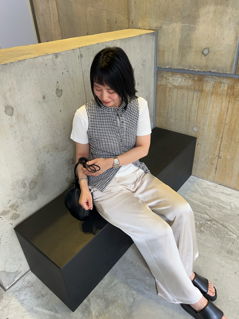 ブラック系のサンダル、ホワイト系のその他パンツ、ブラック系のキャミソールを着用したレディースの夏コーディネートの5枚目の写真