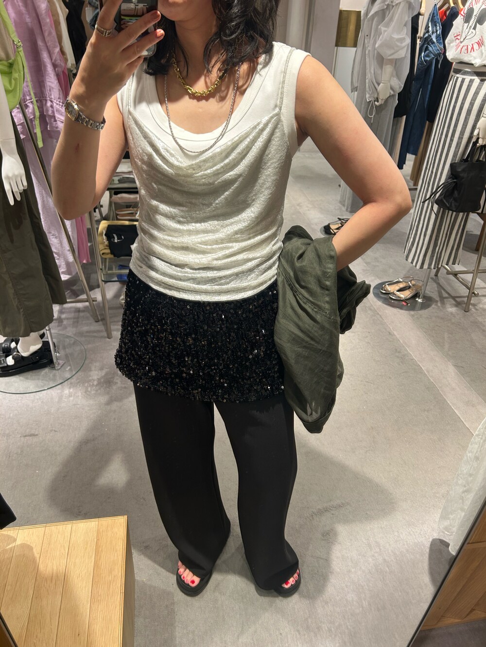 ホワイト系のタンクトップ、ブラック系のシャツ/ブラウス、ブラック系のその他パンツを着用したレディースの夏コーディネートの2枚目の写真