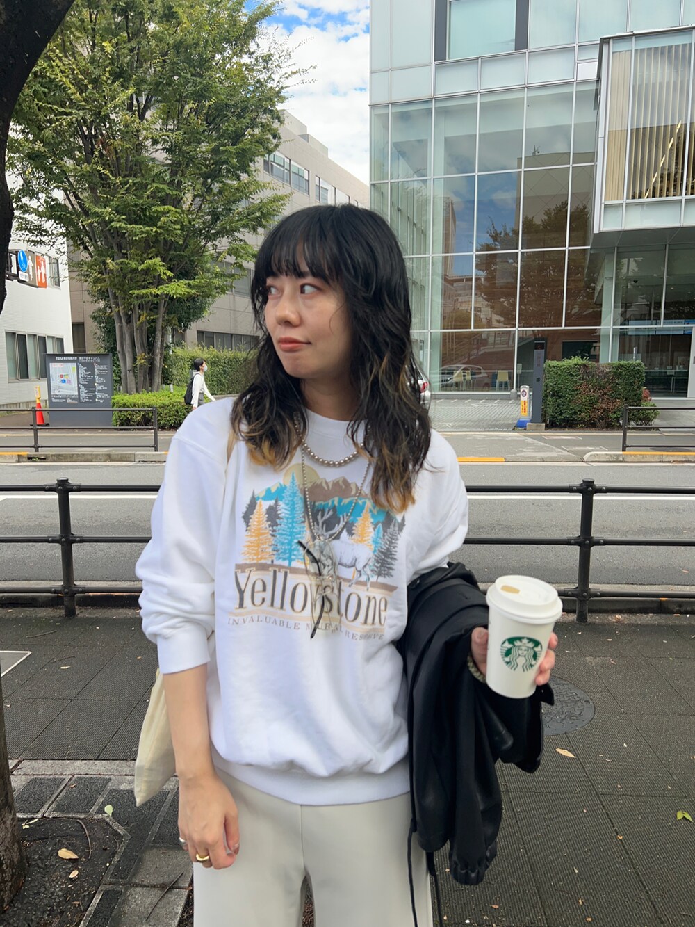 ブラック系のその他アウター、グレー系のその他パンツ、ゴールド系のサンダルを着用したレディースの秋コーディネートの2枚目の写真