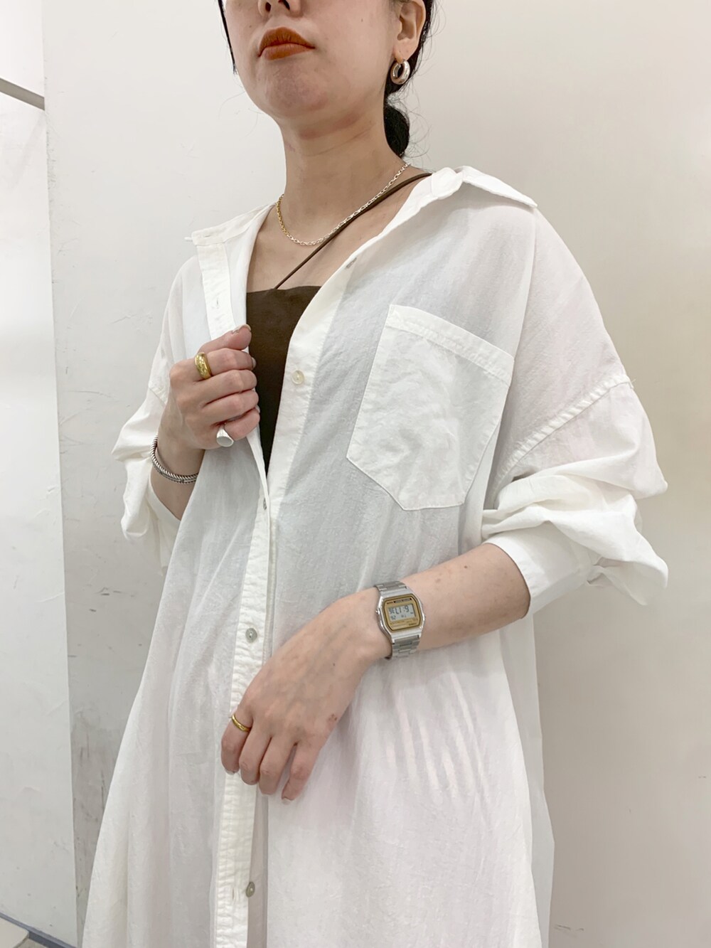 ベージュ系のサンダル、レッド系のその他パンツ、ホワイト系のワンピースを着用したレディースの春コーディネートの3枚目の写真