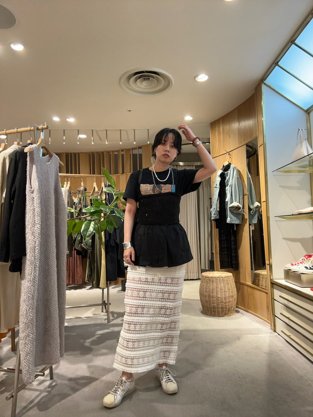 「春服コーデ、休日スタイル、大人カジュアル、オトナカジュアル、大人コーデ、今日のコーデ、ootd、ジャケット、レーススカート、SHENERY」｜「SHENERYのビッグショルダーチェックジャケット（テーラードジャケット、ベージュ系）」を使った、TOKUMURA_161cmさん（レディース・161cm）の春コーディネートの3枚目の写真