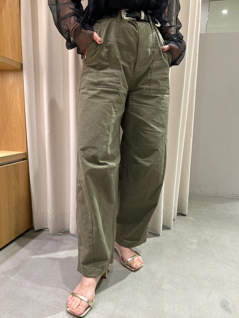 グリーン系のその他パンツ、ゴールド系のサンダル、ブラック系のシャツ/ブラウスを着用したレディースの夏コーディネートの3枚目の写真
