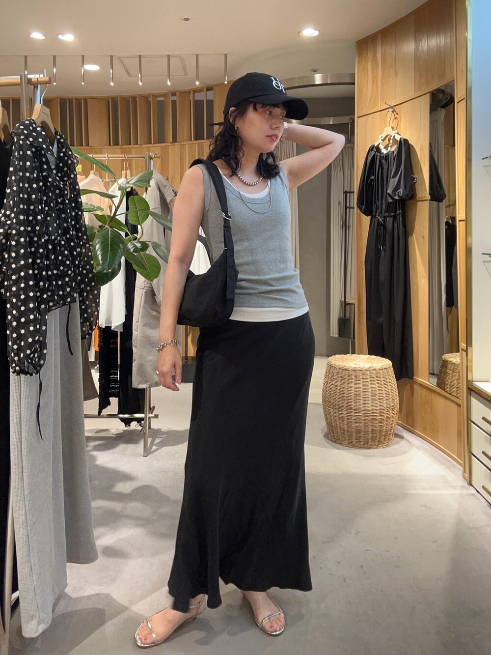 シルバー系のサンダル、ブラック系のスカート、グレー系のタンクトップを着用したレディースの夏コーディネートの2枚目の写真