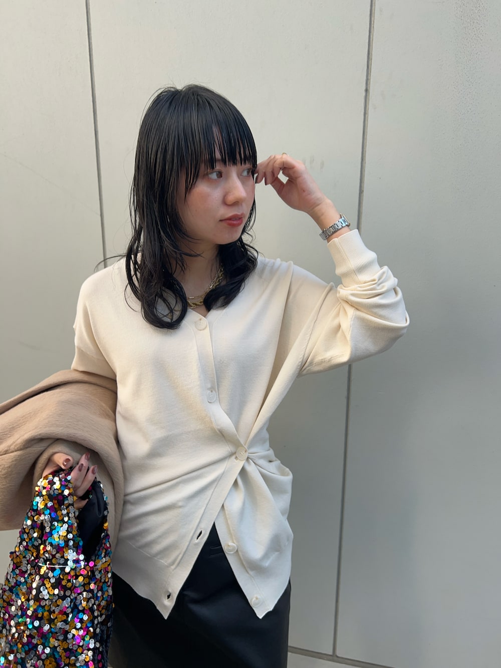 ブラック系のその他パンツ、ブラック系のスカート、ホワイト系のカーディガン/ボレロを着用したレディースの冬コーディネートの3枚目の写真