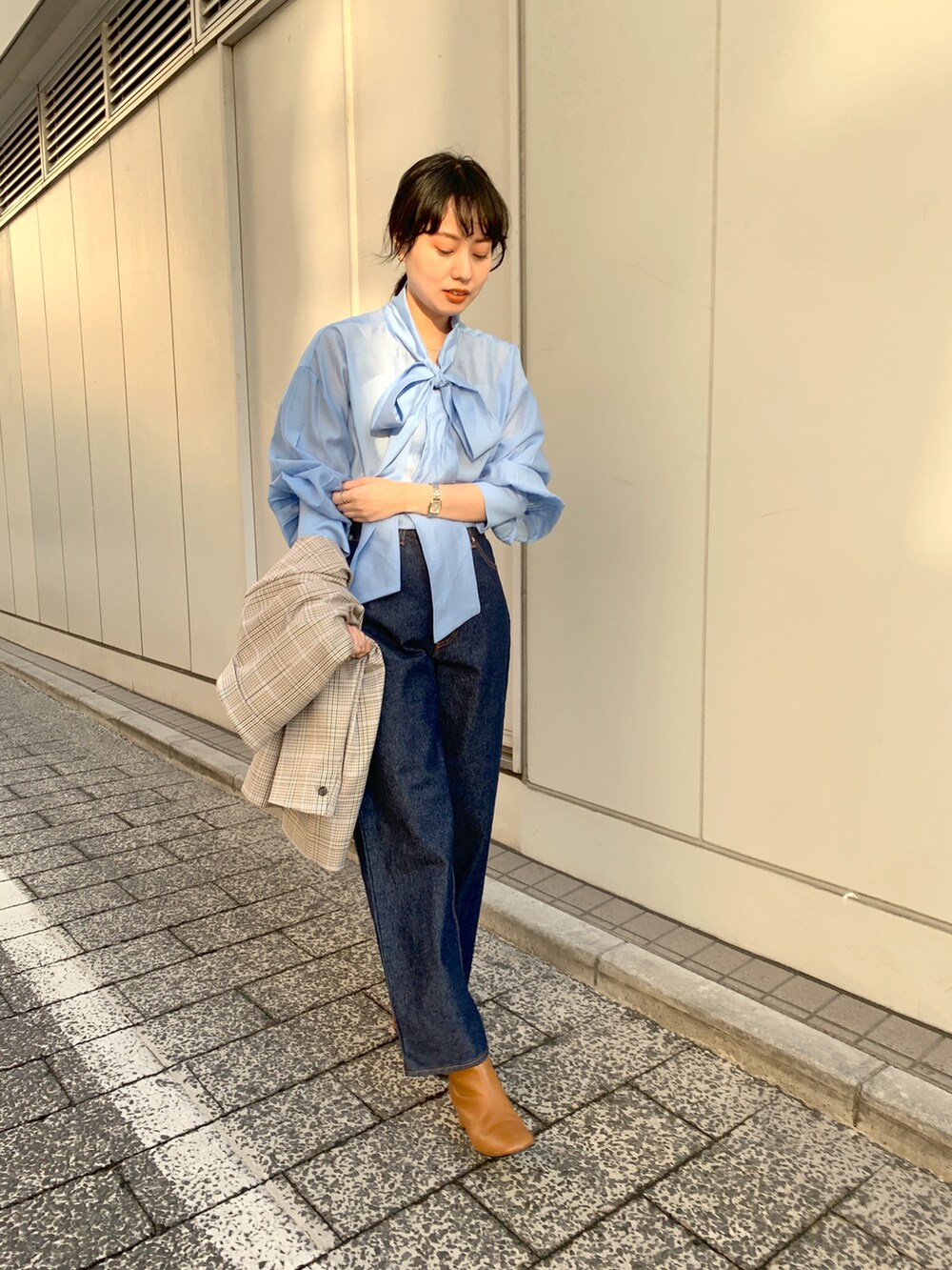 ブラウン系のブーツ、ブルー系のデニムパンツ、ブルー系のシャツ/ブラウスを着用したレディースの冬コーディネートの3枚目の写真
